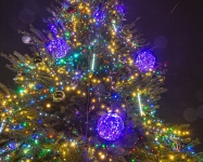 Иллюминация центральной городской елки, светящиеся шары