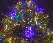 Иллюминация центральной городской елки, светящиеся шары