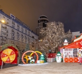 Святкова ілюмінація дерев, «Містечко зимових розваг» Палац Україна