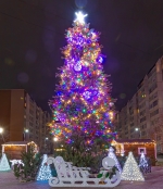 Иллюминация городской елки, светящиеся шары, верхушка и игрушки